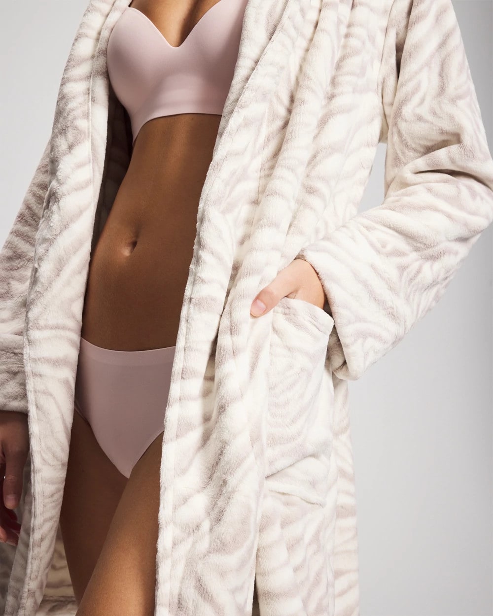 ZEBRA ZEN GRAY GLASS - Plush Short Robe | Soma