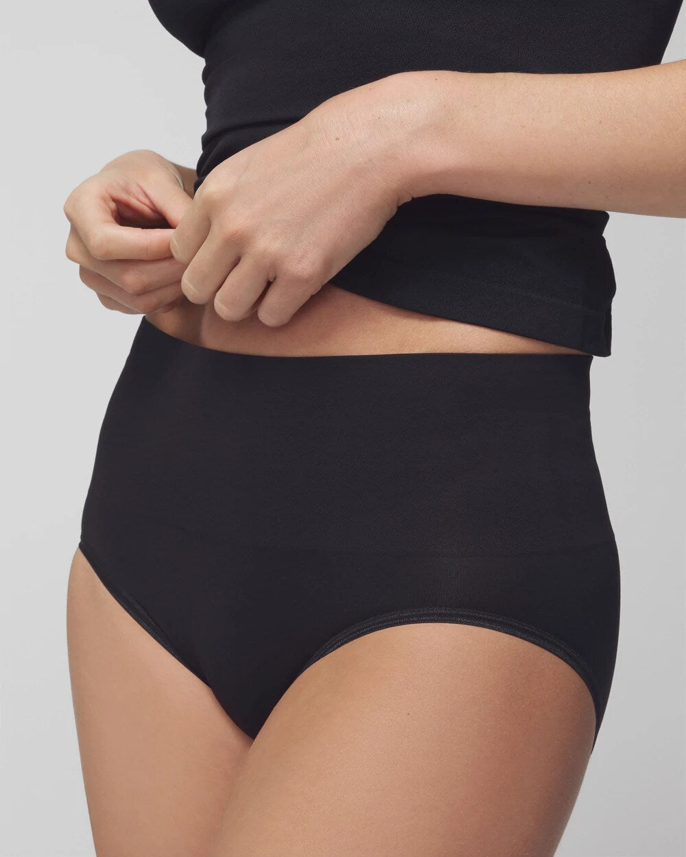 BLACK - Seamless Ultralight Smoothing Brief | Soma