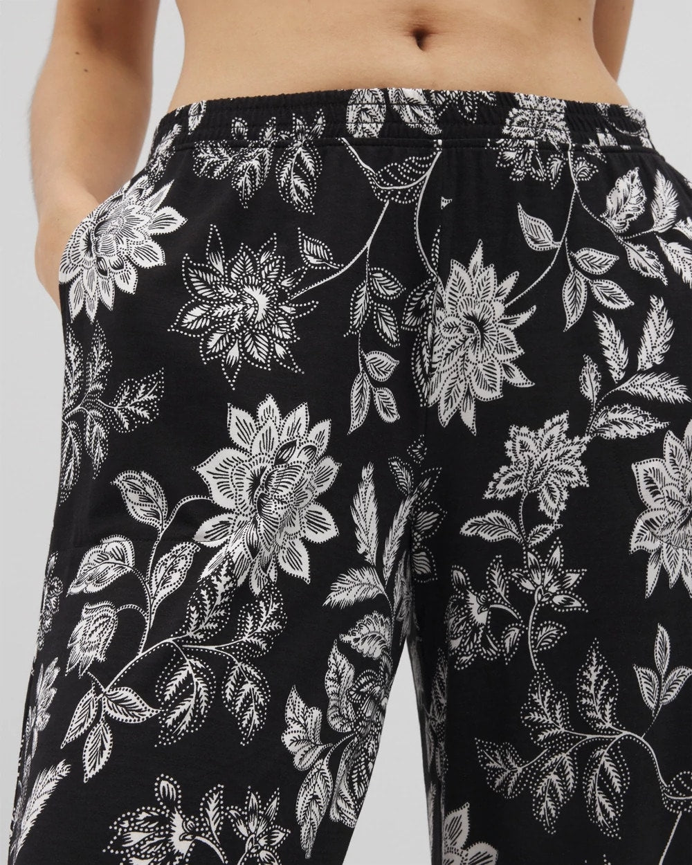 MEANDERING GARDEN BLACK - Cropped Pajama Pants | Soma