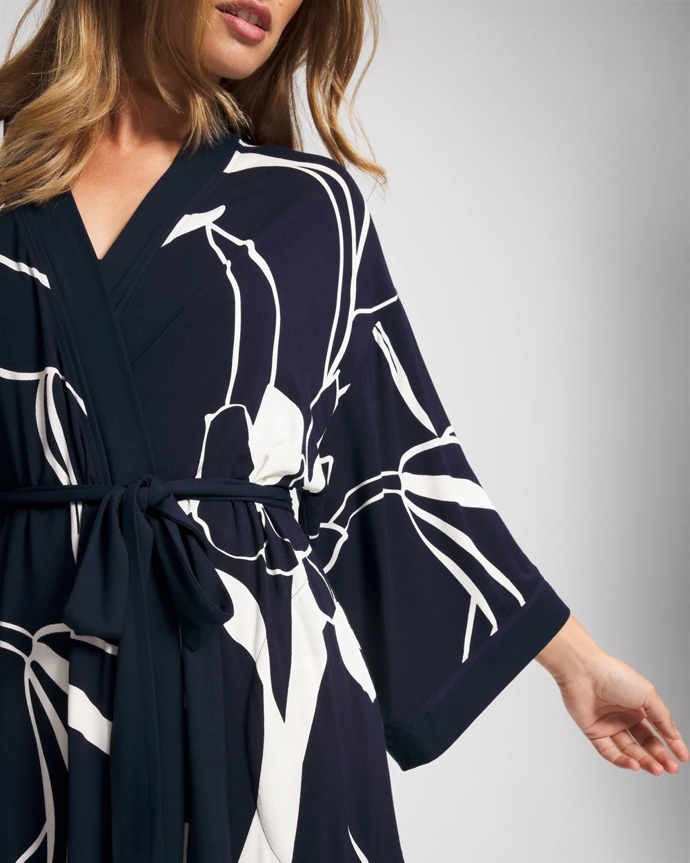 NOUVEAU FLORA NAVY - Short Robe | Soma