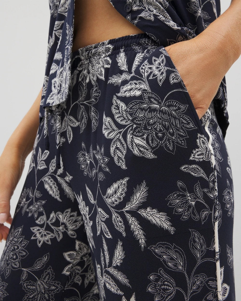 MEANDERING GARDEN NAVY - Piped Crop Pajama Pants | Soma