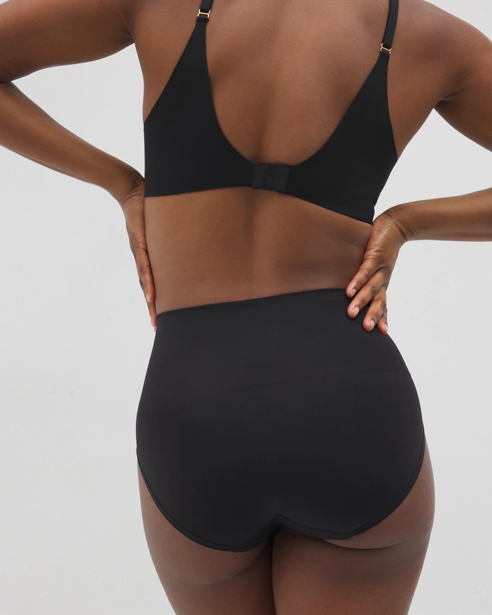 BLACK - Mid-Level Shaping Seamless Brief | Soma