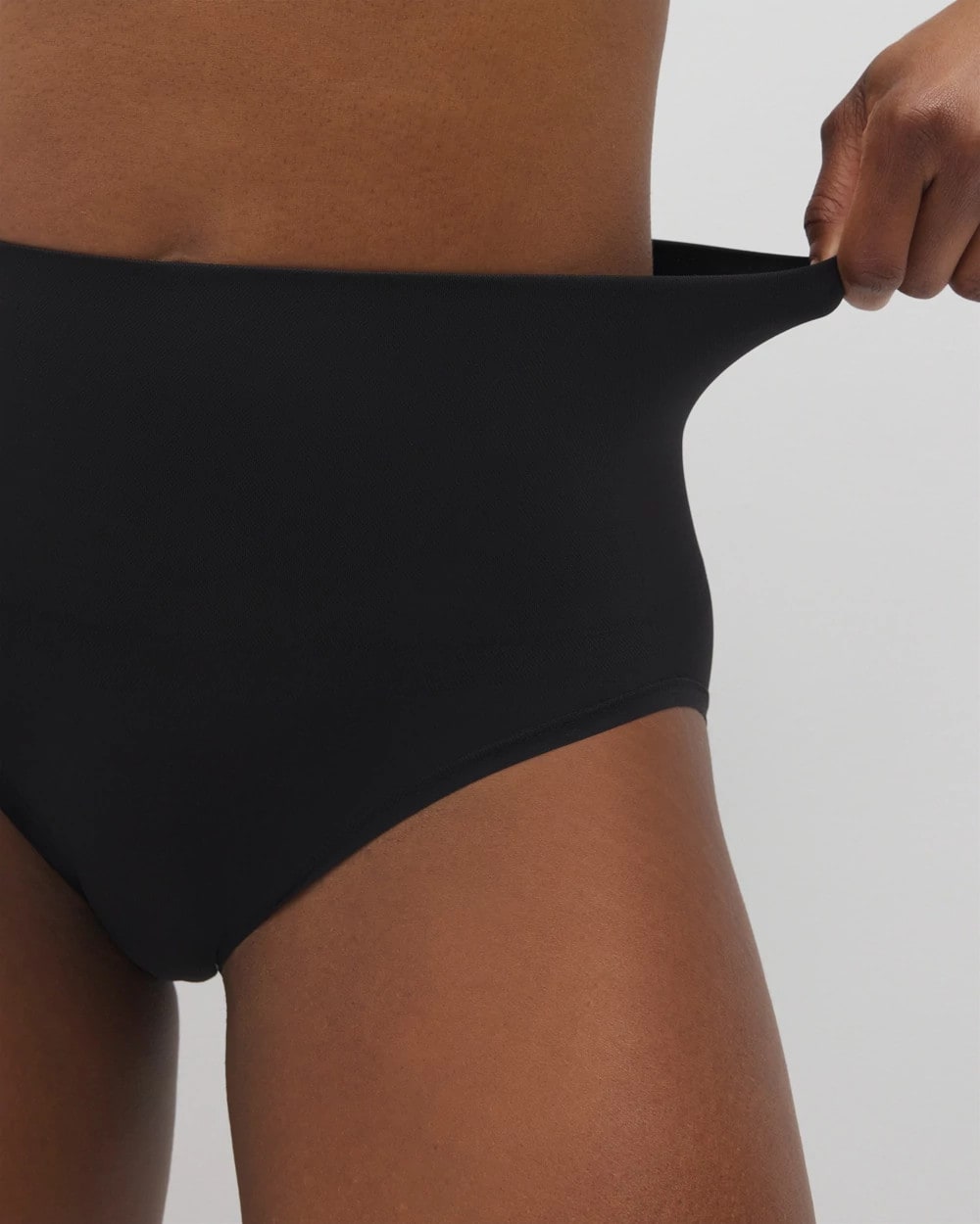 BLACK - Mid-Level Shaping Seamless Brief | Soma